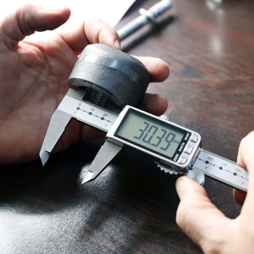 A vector illustration shows a worker with a clipboard using a digital floor scale to weigh a pallet containing boxes.